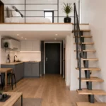 Escalier gain de place : comment choisir le modèle adapté à votre espace Escalier gain de place en bois et métal installé dans un petit intérieur contemporain avec mezzanine afin d'optimiser la surface habitable.