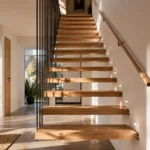 Comment fabriquer un escalier suspendu sans faute technique Escalier suspendu intérieur en bois avec marches ancrées au mur, main courante et garde-corps