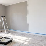 Rénovation d’un mur intérieur déjà peint avec nouvelle couche de peinture au rouleau